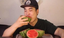 贵州网红大叔吃瓜,贵州网红大叔的独特吃瓜体验