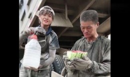 贵州网红大叔吃瓜,贵州网红大叔的独特吃瓜体验